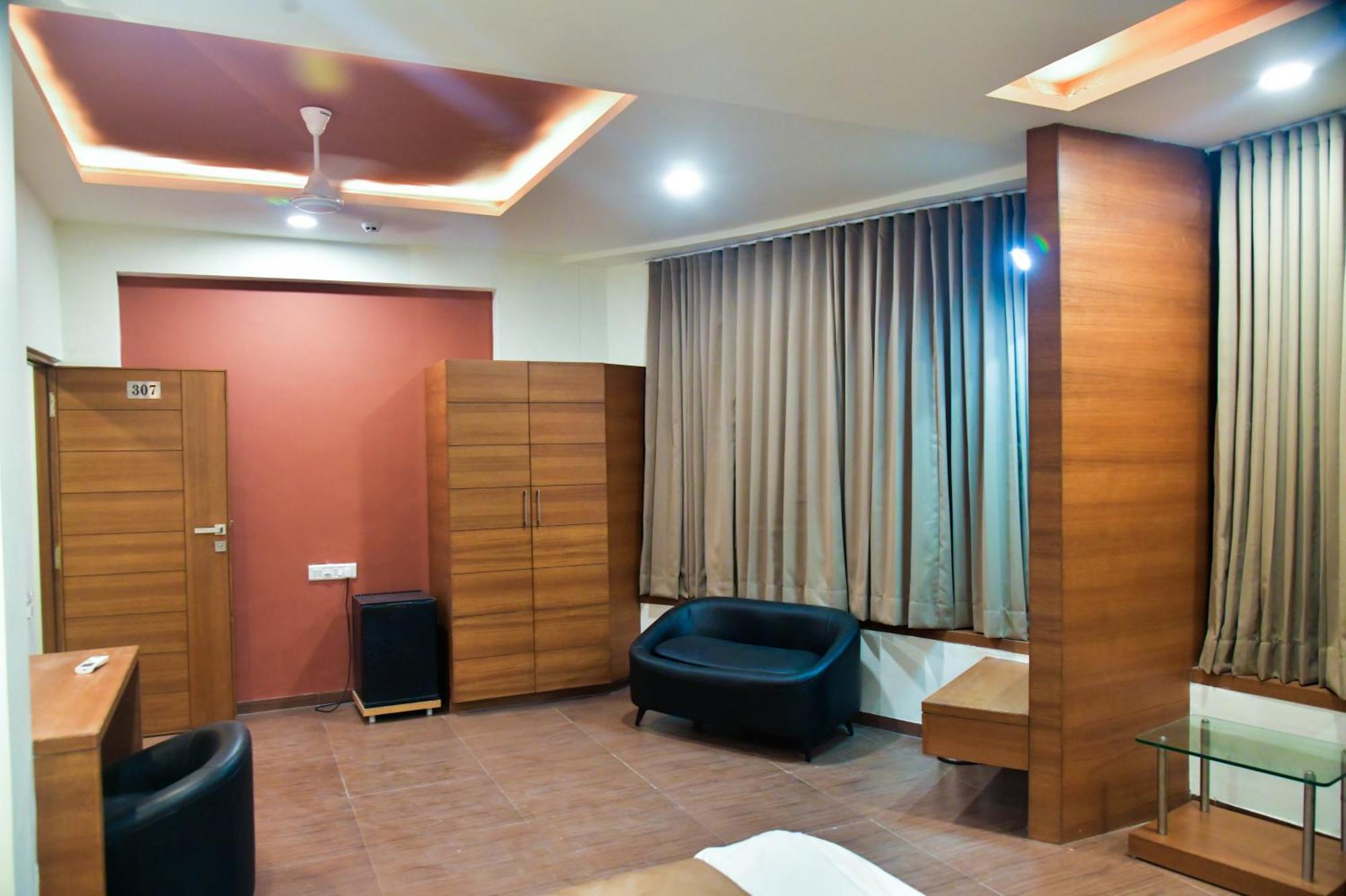 Hotel Ashooka Inn Ґандінаґар Екстер'єр фото