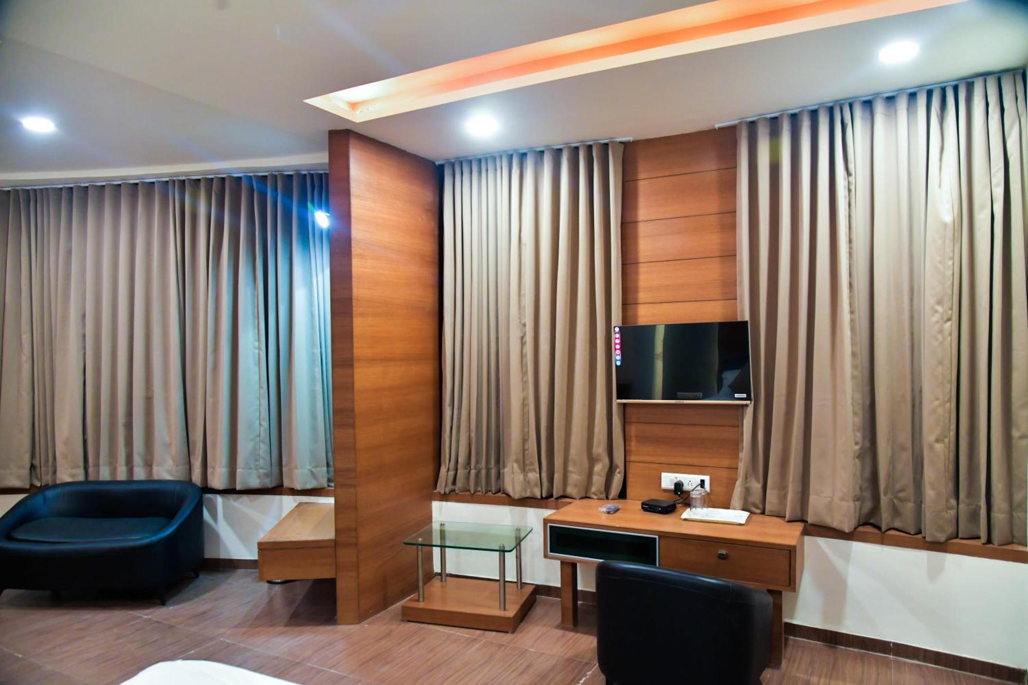 Hotel Ashooka Inn Ґандінаґар Екстер'єр фото