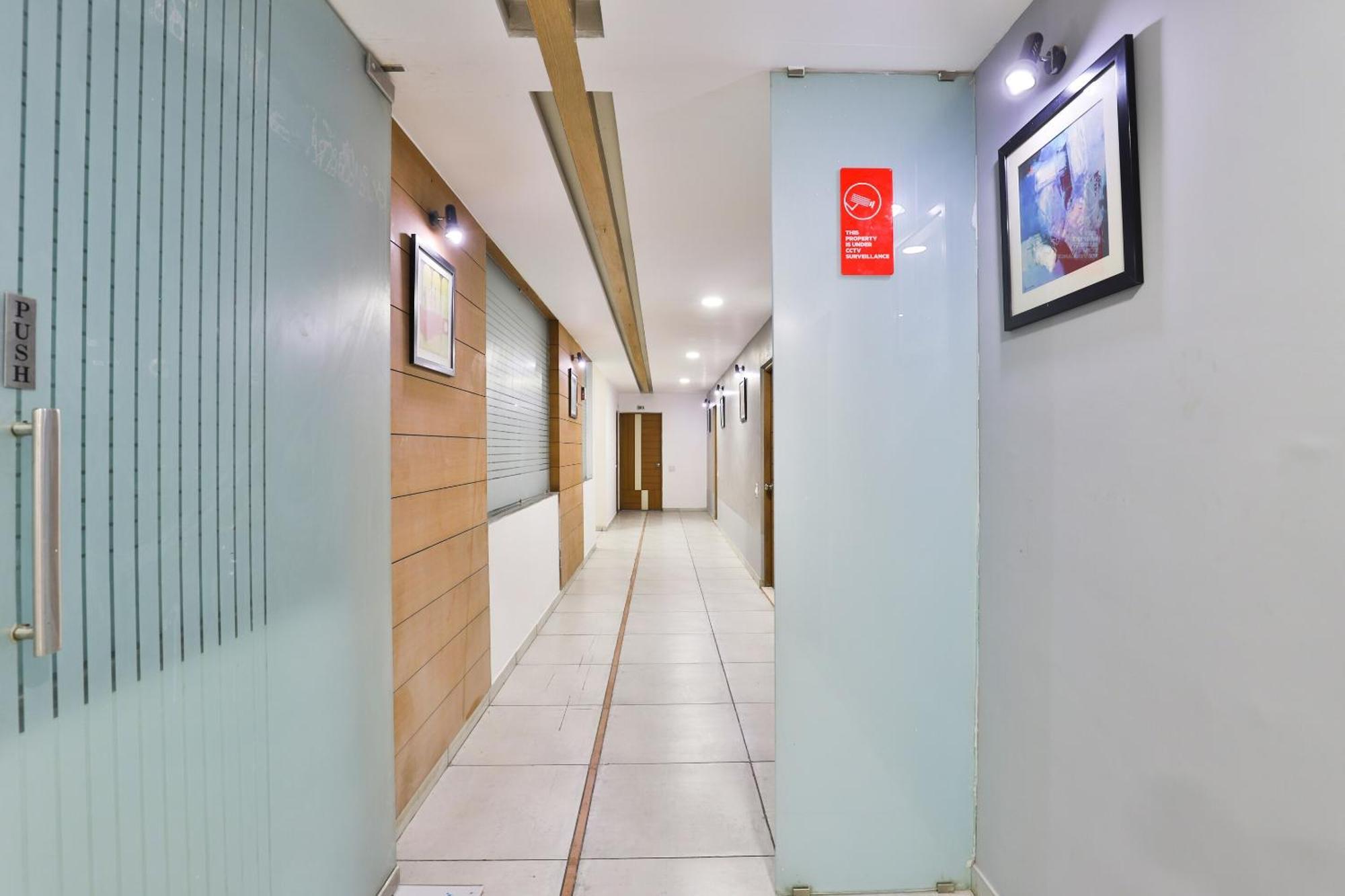 Hotel Ashooka Inn Ґандінаґар Екстер'єр фото